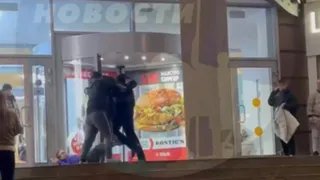 В Пензе у ТРЦ «Высшая лига» молодой человек устроил драку