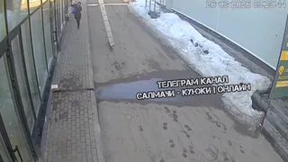 Женщина оставила щенка у дверей ветклиники в Татарстане и попала на видео

