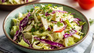 Обычный капустный салат, а вкус невероятный: весь секрет в заправке — делюсь рецептом, который точно понравится