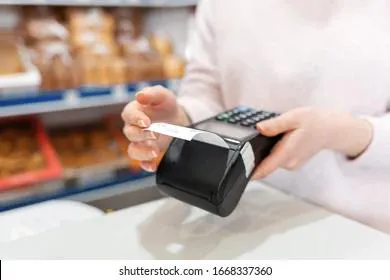 Эксперт назвал причину, почему нельзя оставлять чек на кассе в магазине