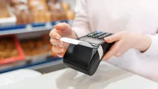 Эксперт назвал причину, почему нельзя оставлять чек на кассе в магазине