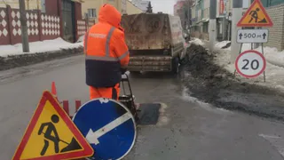 В Брянске начали ремонтировать разбитые гарантийные дороги