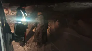Сотрудники ДПС спасли замерзающую бабушку