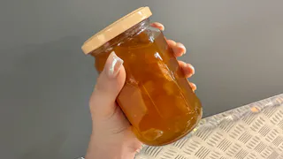 Тётя покупает в Светофоре свинину, клубнику, делает и продаёт тушенку, варенье: на заработанные деньги дом в деревне купила