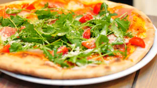 Разбить яйца на лаваш — и через 10 минут на столе сочная и сытная лепешка: в 100 раз лучше любой пиццы