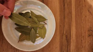 "С первыми заморозками кладу лавровый лист на батарею и живу не тужу": разницу отмечает вся семья