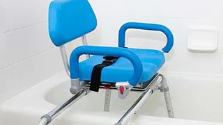 Специалисты рассказали, на что нужно обратить внимание при покупке стула для купания пожилых людей