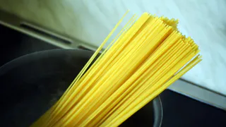 Эти спагетти берите сразу по 5 пачек - упругие и нелипкие: от таких только польза и удовольствие