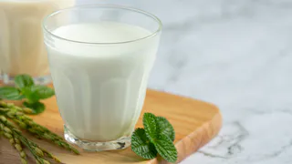 Заморозьте кефир на 24 часа —получите деликатес для намазки и чудесный ингредиент для блинчиков: необычный кулинарный лайфхак