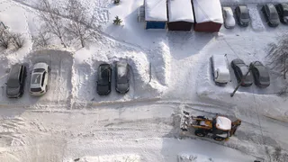 “Весной сугробы и сами растают, правда?”: Илья Варламов раскритиковал уборку снега в Рязани