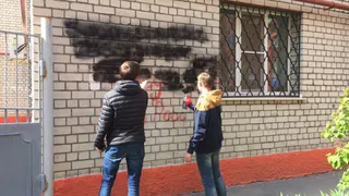 В Рязани школьники закрасили рекламу наркотиков на фасадах домов