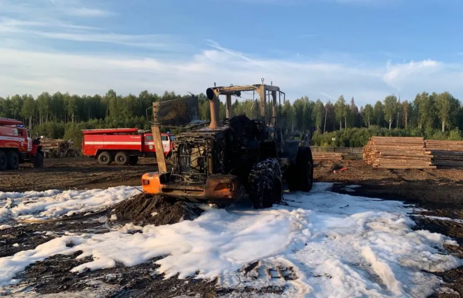 В Коми загорелся автопогрузчик: потребовалась помощь спасателей