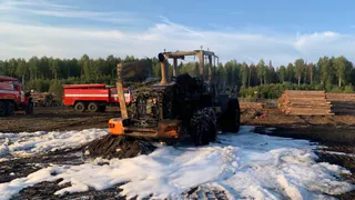 В Коми загорелся автопогрузчик: потребовалась помощь спасателей