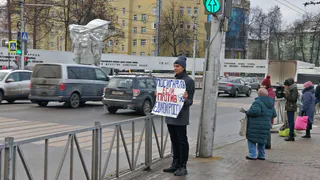 В Рязани на площади Победы  прошел одиночный пикет против "Единой России"