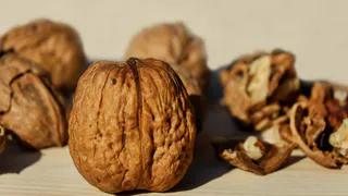 Теперь грецкие орехи не чищу - использую бутылку: легко как щелкать семечки - ядро всегда целое, никаких крошек