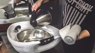 Это копеечное средство разъест окаменевшую накипь - потребуется 2 ложки