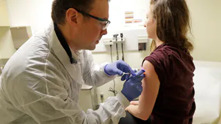 Кто следующий? В Нижнекамск везут 2 тыс. доз вакцины от коронавируса