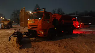 Работает более 20 машин: в мэрии отчитались об уборке снега в городе