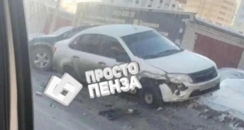 Две леговушки столкнулись в Спутнике: пробка из-за аварии на дороге