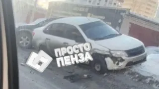 Две леговушки столкнулись в Спутнике: пробка из-за аварии на дороге