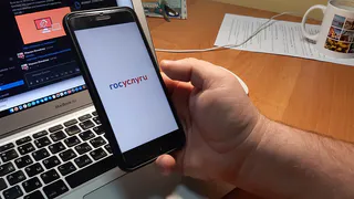 Курить, копаться в телефоне и чесаться: из-за каких привычек можно подхватить коронавирус