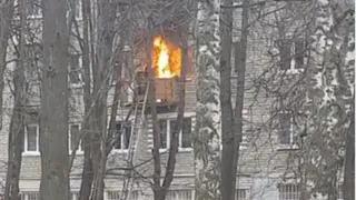 На улице Карла Маркса загорелась квартира - на месте работают пожарные