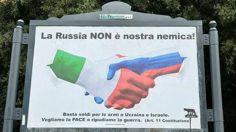В Италии появились рекламные щиты с неожиданными призывами по России