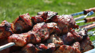 Нежный и нереально ароматный шашлык, который тает во рту: секрет кроется в 1 простом ингредиенте