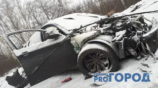 На трассе М5 «Урал» водитель BMW на огромной скорости снёс два столба