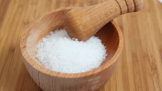 Киньте соль у порога и живите спокойно: вот почему это важно — народная мудрость поражает актуальностью