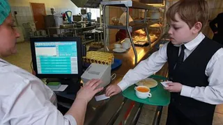 В Нижнекамске школьное питание оплачивается картами