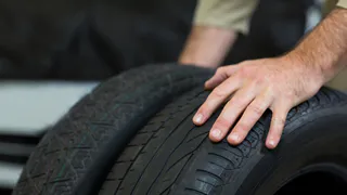 Какое давление в шинах должно быть летом: назван идеальный параметр — повысится управляемость и существенно снизится износ