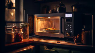 Эксперты назвали метод, как заставить микроволновку греть не посуду, а еду - не все об этом знают