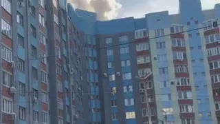 На улице Новаторов загорелся многоэтажный дом. Видео