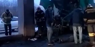 В Рязани появилось видео с пострадавшим водителем въехавшей в мост фуры