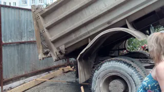 Война рязанцев с ЖЭУ – коммунальщики пытаются установить мусорные баки напротив детской площадки