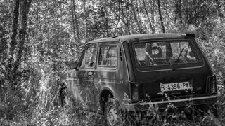 «Парковка по-рижски»: рязанцы советуют, как бороться с авто, перекрывшим выход из подъезда