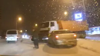 Массовое ДТП у "Глобуса": две легковушки залетели под грузовик