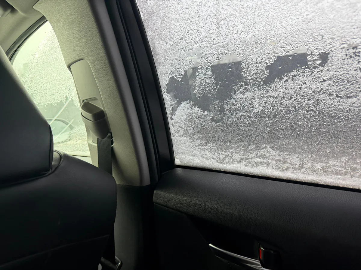 Положил этот пакетик в салон, и стекла перестали запотевать — простой зимний лайфхак для водителей