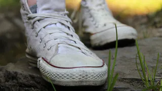 Нанесите это на белые кроссовки: все пятна за минуту отмоются даже с тканевой обуви — подошва тоже станет белоснежной