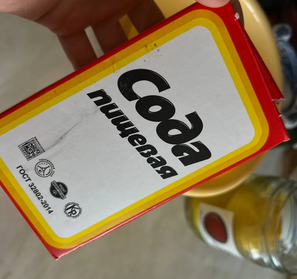 Просто смешайте соду, уксус и йод: хозяйки в восторге от копеечного чистящего средства