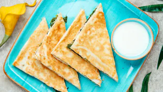 Нужны лаваш и немного сыра – через 10 минут на столе гора отменной закуски: идеально под фильм