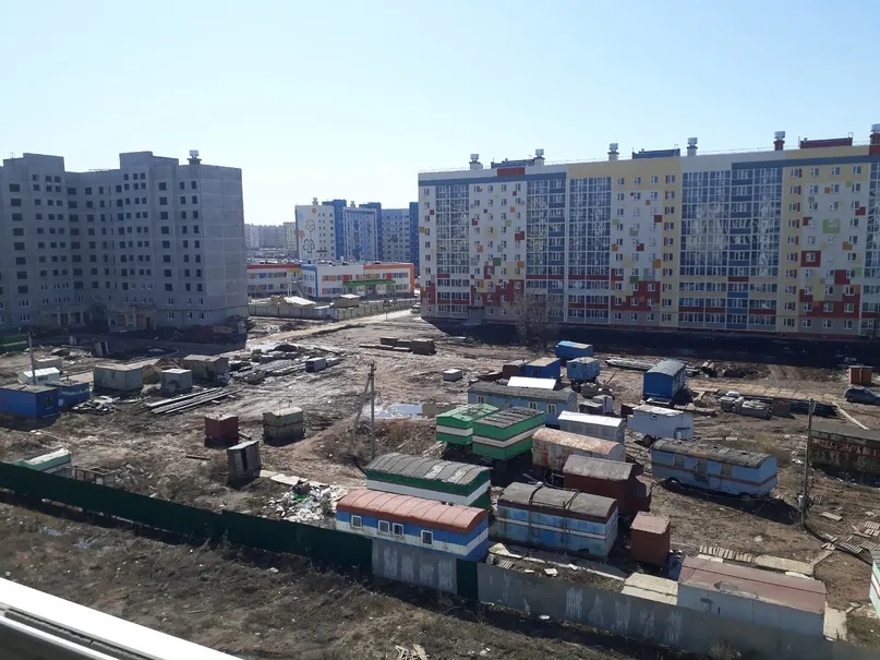 Нижнекамцы хотят узнать, когда под их окнами вместо вагончиков появится детский сад