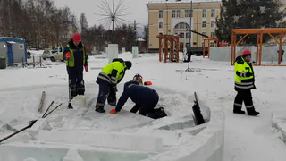 Ледовый городок на Стефановской площади в Сыктывкаре обеспечили ледовыми блоками и праздничной иллюминацией