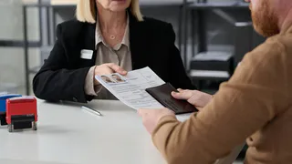 Пора менять на цифровой: магнитогорцам рассказали, с какими полисами ОМС могут быть проблемы