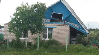 Ветер разбушевался не на шутку: в одном из сел снесло крыши домов, в столице республики пострадало авто