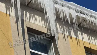 В Татарстане жильцы многоэтажки больше недели бояться выходить из дома 