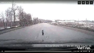 На Ряжском шоссе в лобовое стекло «Мерседеса» прилетел резиновый кирпич