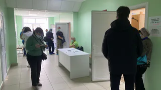 Стоим пол часа: рязанцы жалуются на очередь в пункте вакцинации в 11 больнице