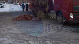 В Пензе фура, груженная кирпичом, развалилась в микрорайоне Север